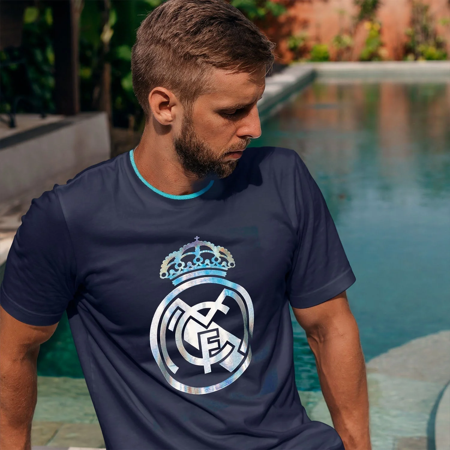 Bernabéu Neon Lights Camiseta Hombre Estampado Reflectante Azul - Image 4